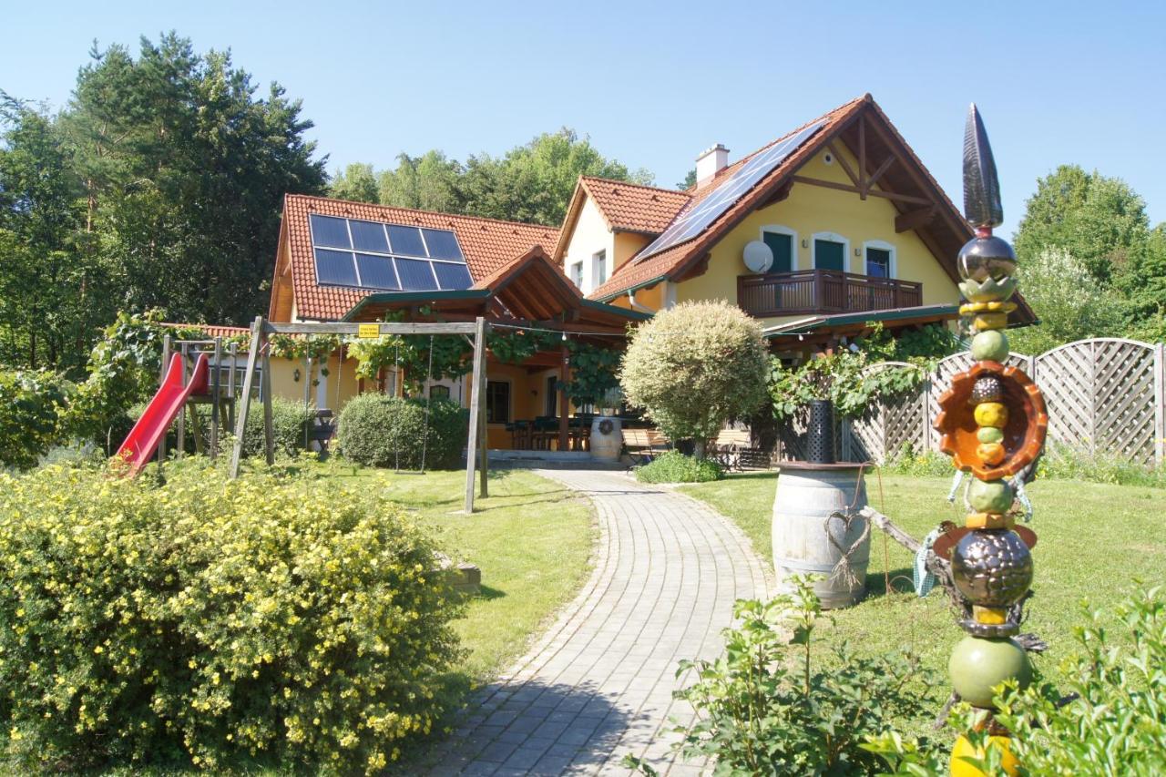 Riegler'S Buschenschank Loipersdorf bei Fuerstenfeld Luaran gambar